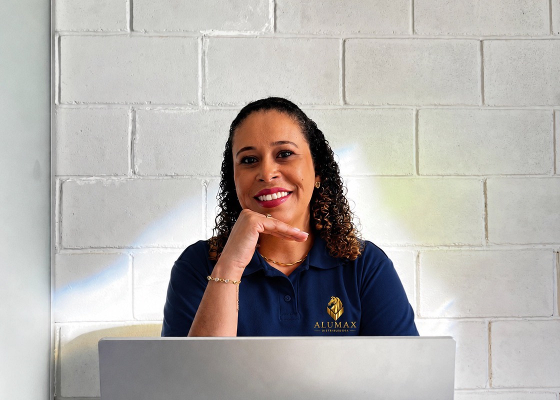 Consultora comercial Alumax sorrindo no atendimento